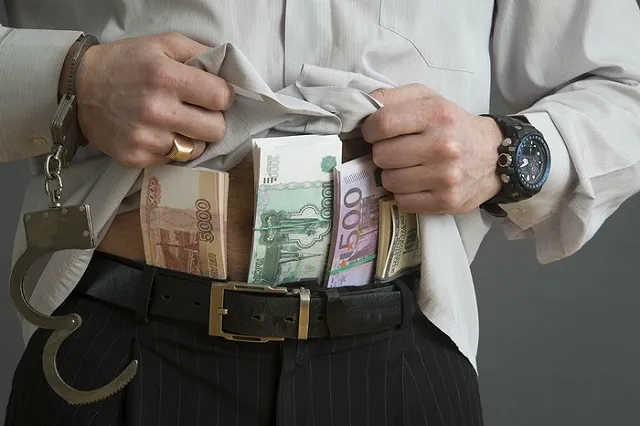 В Екатеринбурге майор полиции попался на взятке в 70 тысяч рублей