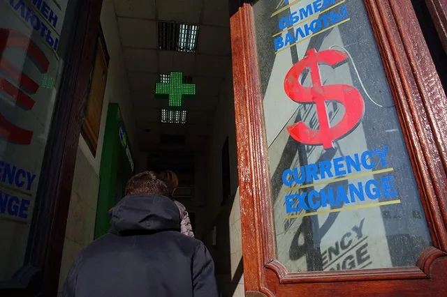 Названы последствия падения курса рубля для россиян