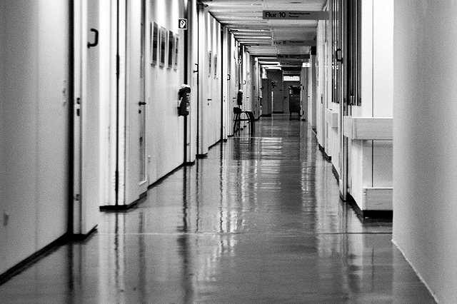 Свердловчан с коронавирусом лечат в коридорах из-за нехватки мест