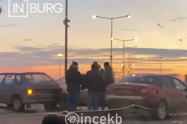 Столкнулись четыре автомобиля: на Россельбане произошла массовая авария