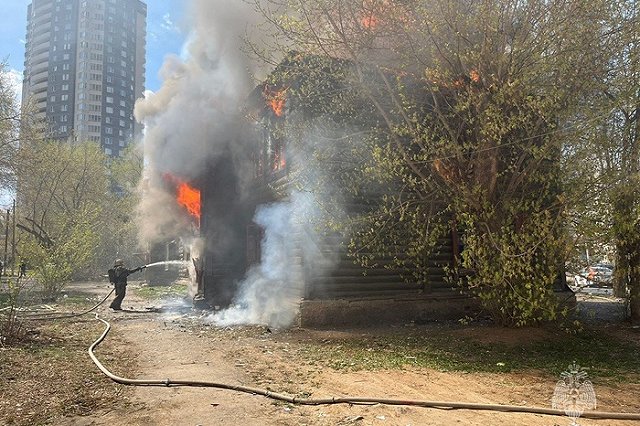 Дом первых строителей Уралмаша загорелся в Екатеринбурге