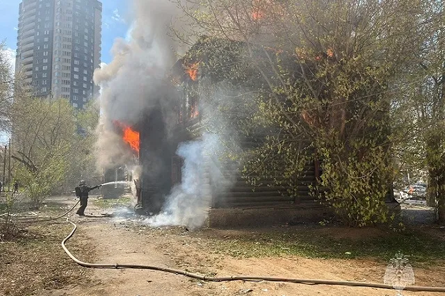 Дом первых строителей Уралмаша загорелся в Екатеринбурге