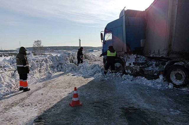 Трассу Екатеринбург — Тюмень перекрыли из-за столкновения грузовиков