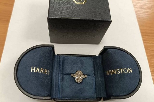 Пожилой иностранец привез русской невесте кольцо стоимостью 22 миллиона рублей