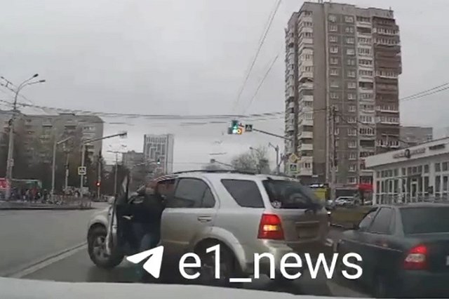 Автохамка подрезала машину екатеринбурженки и перегородила дорогу