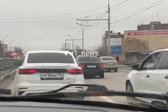 В Екатеринбурге кучка автохамов устроила опасные игры на оживленной улице