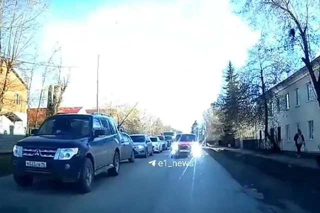 В Екатеринбурге автохам на тонированной «Ладе» вылетел на встречку, чтобы объехать пробку