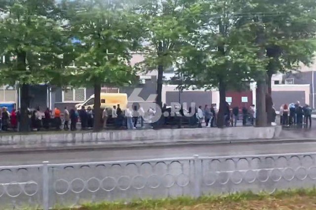 Люди ждут по два часа: в Екатеринбурге на завод выстроилась просто гигантская очередь