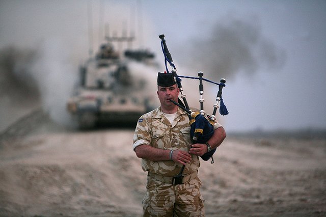 Британский танк переехал легковушку в Германии