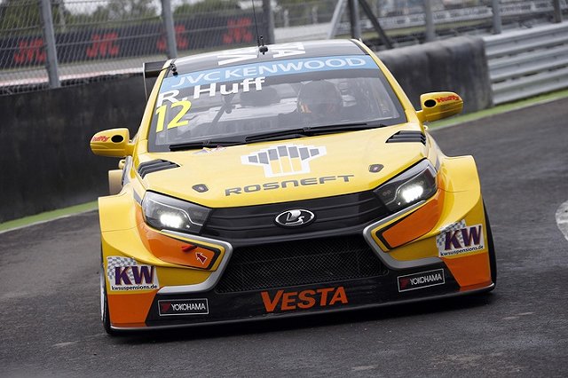 В Екатеринбурге появились очереди на Lada Vesta