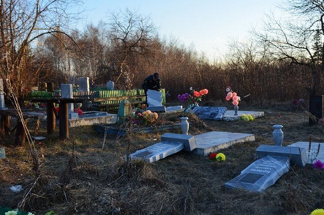 Свердловские полицейские установили подозреваемых в погроме кладбища