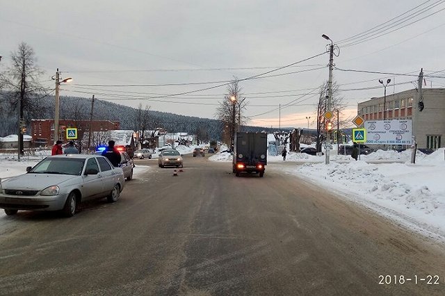 В Свердловской области водители упорно не пропускают пешеходов на «зебре»