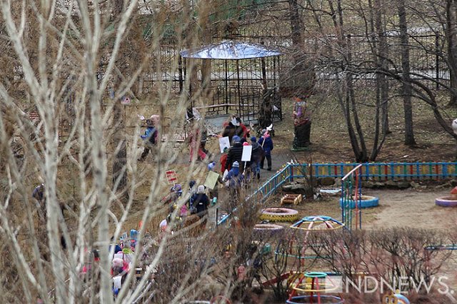 В Екатеринбурге малышей вывели на «Бессмертный полк» вокруг детсада