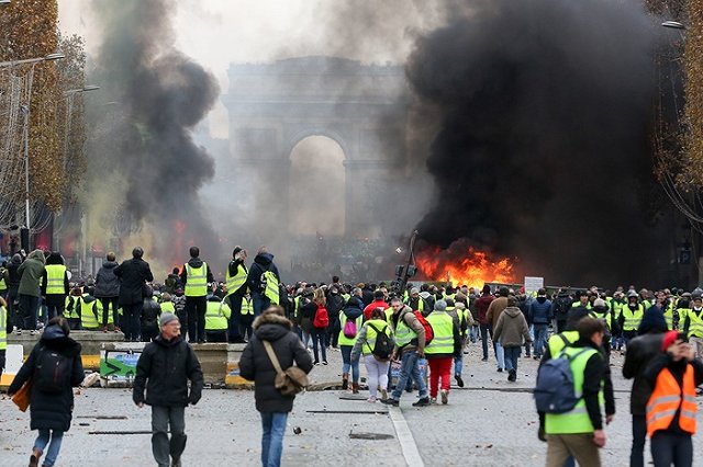 В Париже слезоточивым газом разогнали недовольных ценами и Макроном