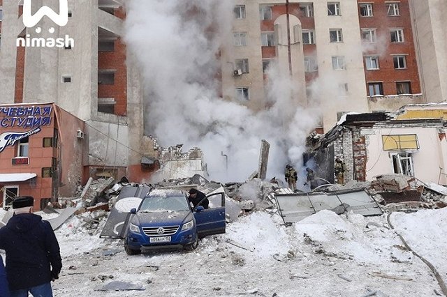 В воздухе сохраняется запах газа: в Нижнем Новгороде прогремел взрыв напротив входа в метро — видео