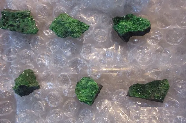 Житель Екатеринбурга пытался отправить в США уральские самоцветы под видом керамики для рыбок