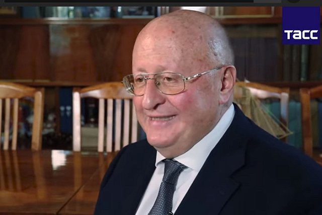 Глава Центра имени Гамалеи сообщил о заражении «омикроном»