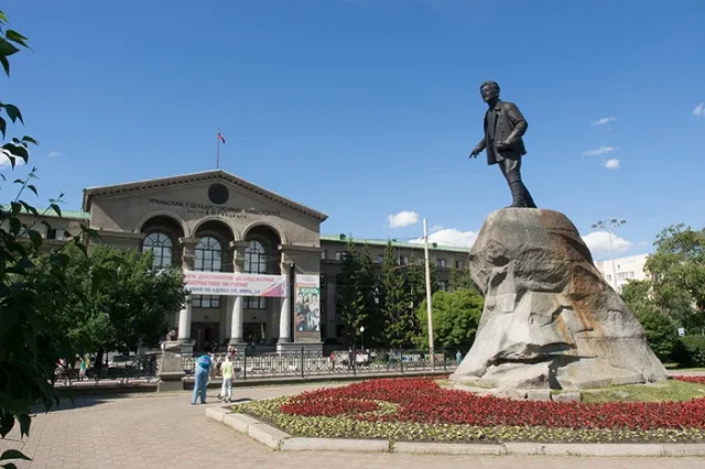 Первокурсники УрФУ часами стоят в очередях за справкой для военкомата