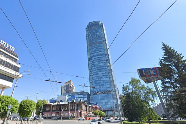 В Екатеринбурге к «Высоцкому» съехались десятки полицейских