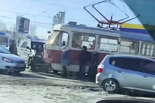 На Уралмаше «Патриот» протаранил трамвай