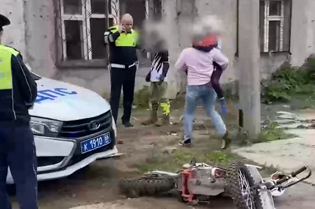 В Свердловской области сотрудник ГАИ сбил байк, на котором ехали два ребёнка