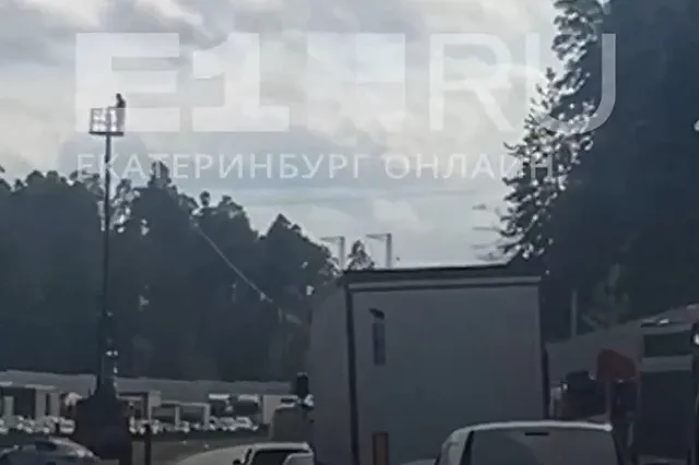 Силовики перекрыли участок дороги неподалёку от ЕКАД