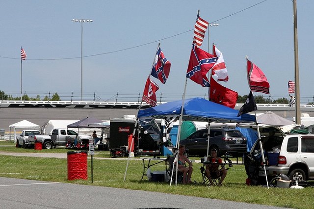 В результате аварии на автогонке серии NASCAR травмы получили 13 зрителей