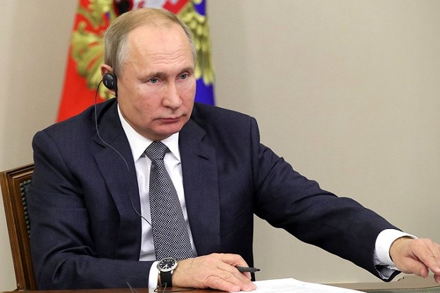 «Они показали, кто там работает»: Путин прокомментировал вывешивание флага ЛГБТ над посольством США