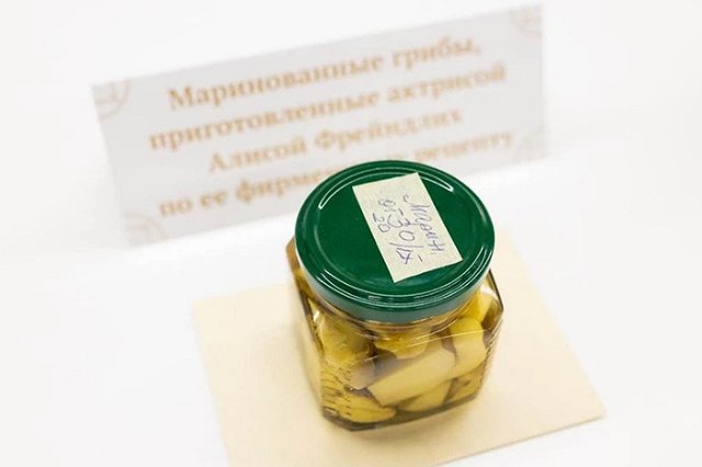 В Екатеринбурге за 500 тыс рублей продали банку маринованных грибов, приготовленных Алисой Фрейндлих