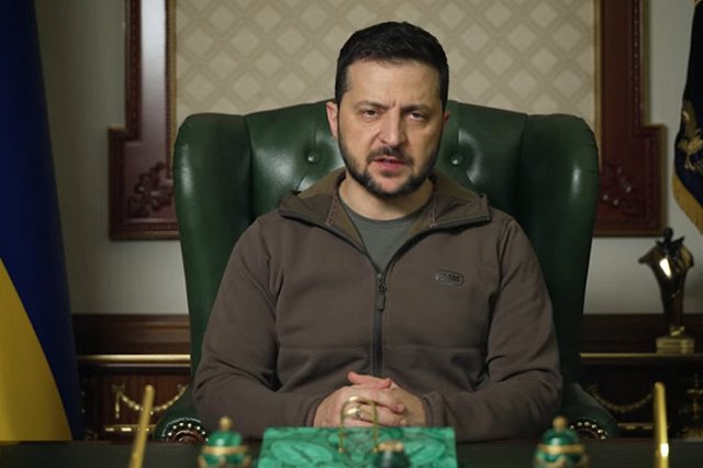 «А что, мне одному оставаться здесь?». Зеленский объяснил свою тактику «живого щита»