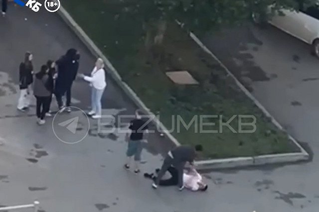 Екатеринбуржцы устроили массовую драку возле торгового центра