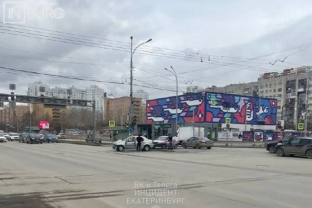 В Екатеринбурге легковушка врезалась в машину Росгвардии