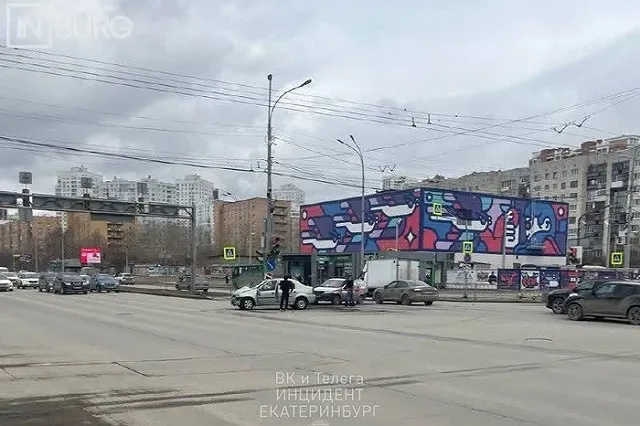 В Екатеринбурге легковушка врезалась в машину Росгвардии