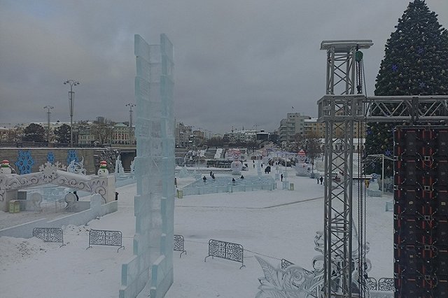 Ледовый городок в Историческом сквере в Екатеринбурге готовится к закрытию ледовым штурмом