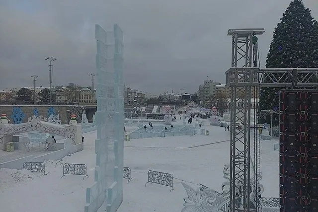Ледовый городок в Историческом сквере в Екатеринбурге готовится к закрытию ледовым штурмом