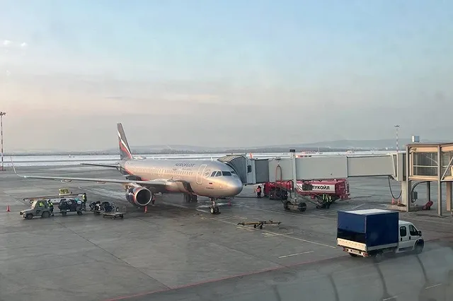 В екатеринбургском аэропорту Кольцово массово задерживаются рейсы из-за атаки беспилотников