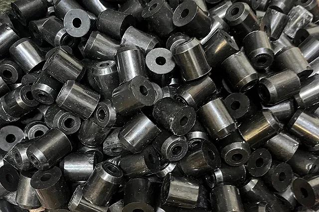 Гора запчастей для грузовых вагонов «прилипла» к рукам железнодорожника в Свердловской области. ФОТО