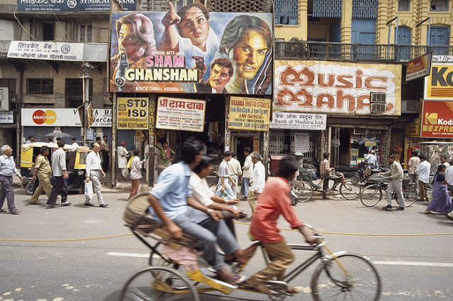 Пассажир самолета ласкал ногой шею актрисы