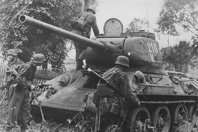 Танк Т-34 перевернулся после парада в честь 75-летия победы на Курской дуге