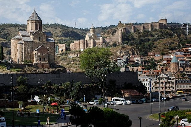 Познер с друзьями на фоне акций против его приезда покинул Грузию