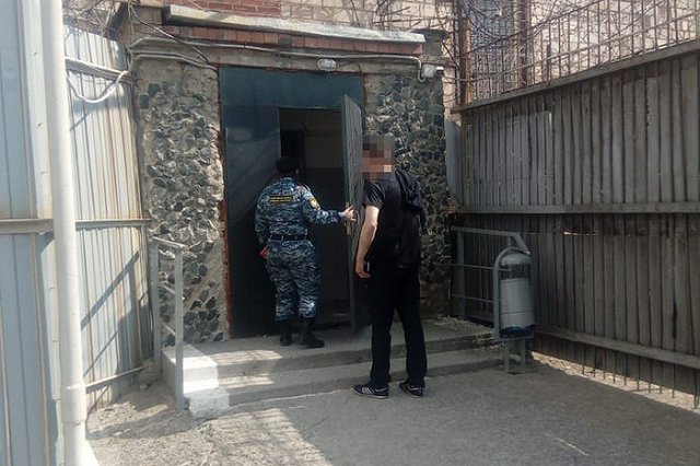 В Свердловской области мужчину забрали в изолятор прямо со свадьбы