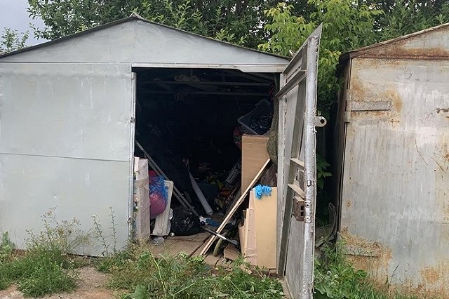 Скрыть трупный запах: дети опекунши Наумовой несколько раз красили гараж, где лежало тело их брата