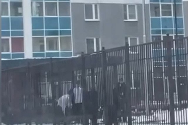 На Уралмаше в недавно отремонтированной школе учеников заставили переодеваться на улице