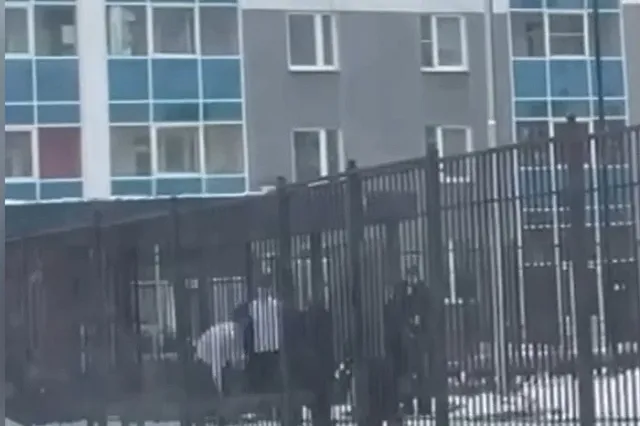 На Уралмаше в недавно отремонтированной школе учеников заставили переодеваться на улице