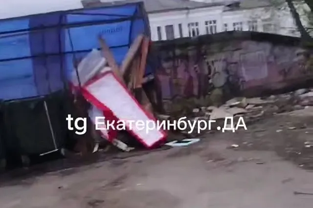 Страшная находка. В Екатеринбурге вскрыли гроб, который обнаружили в подъезде жилого дома