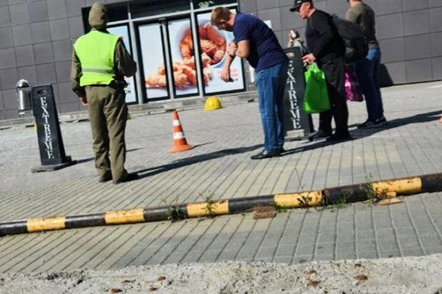 Часть стеклянной облицовки фасада ТЦ «Алатырь» упала на прохожего в Екатеринбурге