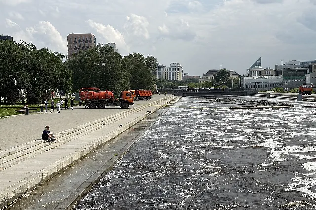 Стало известно, зачем оранжевые грузовики стоят в Историческом сквере