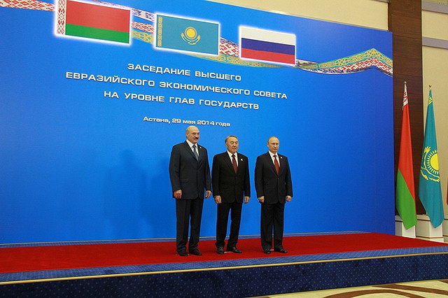 «Известия» узнали о планах отказа от доллара в Евразийском союзе