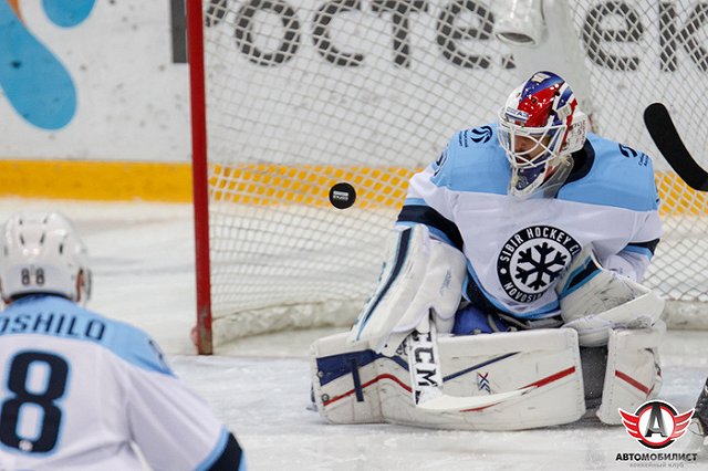 «Автомобилист» переиграл «Сибирь», одержав победу в первом матче нового сезона