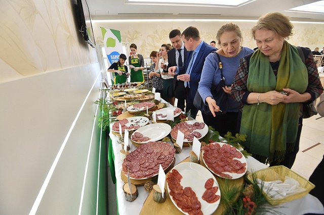 После жалоб сенаторов на дорогую еду в Сеть выложили меню «забегаловки» Совфеда